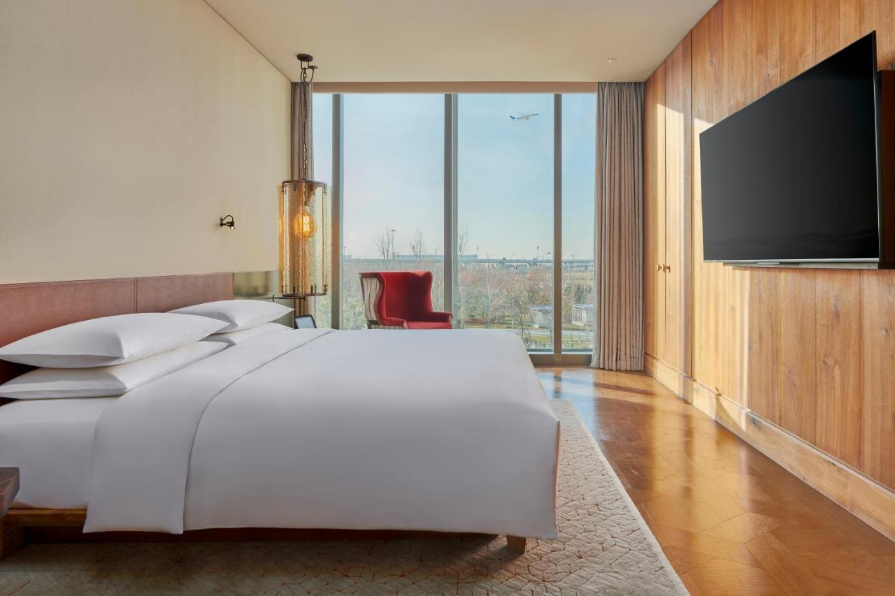 Mumian Beijing Daxing International Airport, Part Of Hyatt Hotel Buitenkant foto A guest room at the hotel