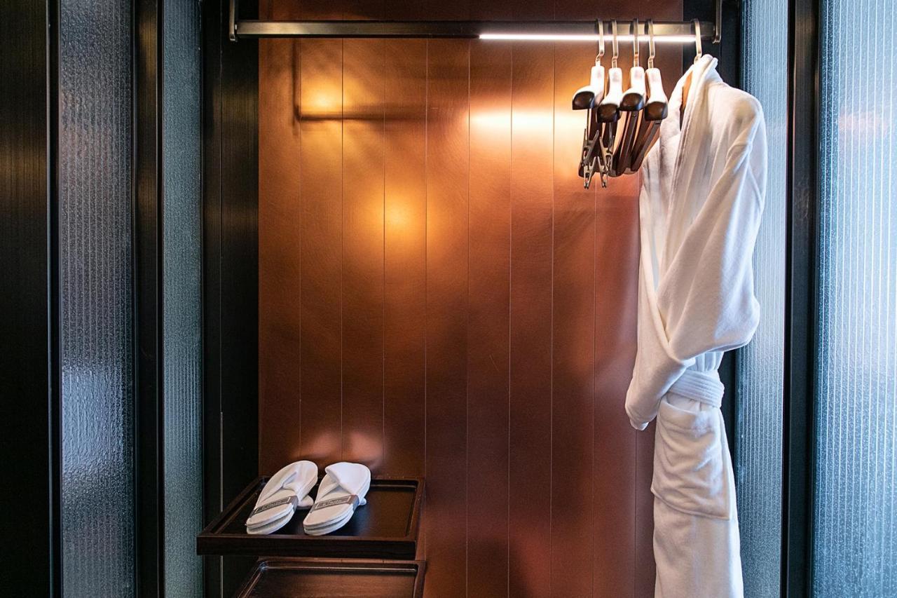 Mumian Beijing Daxing International Airport, Part Of Hyatt Hotel Buitenkant foto A bathrobe and slippers in a hotel room